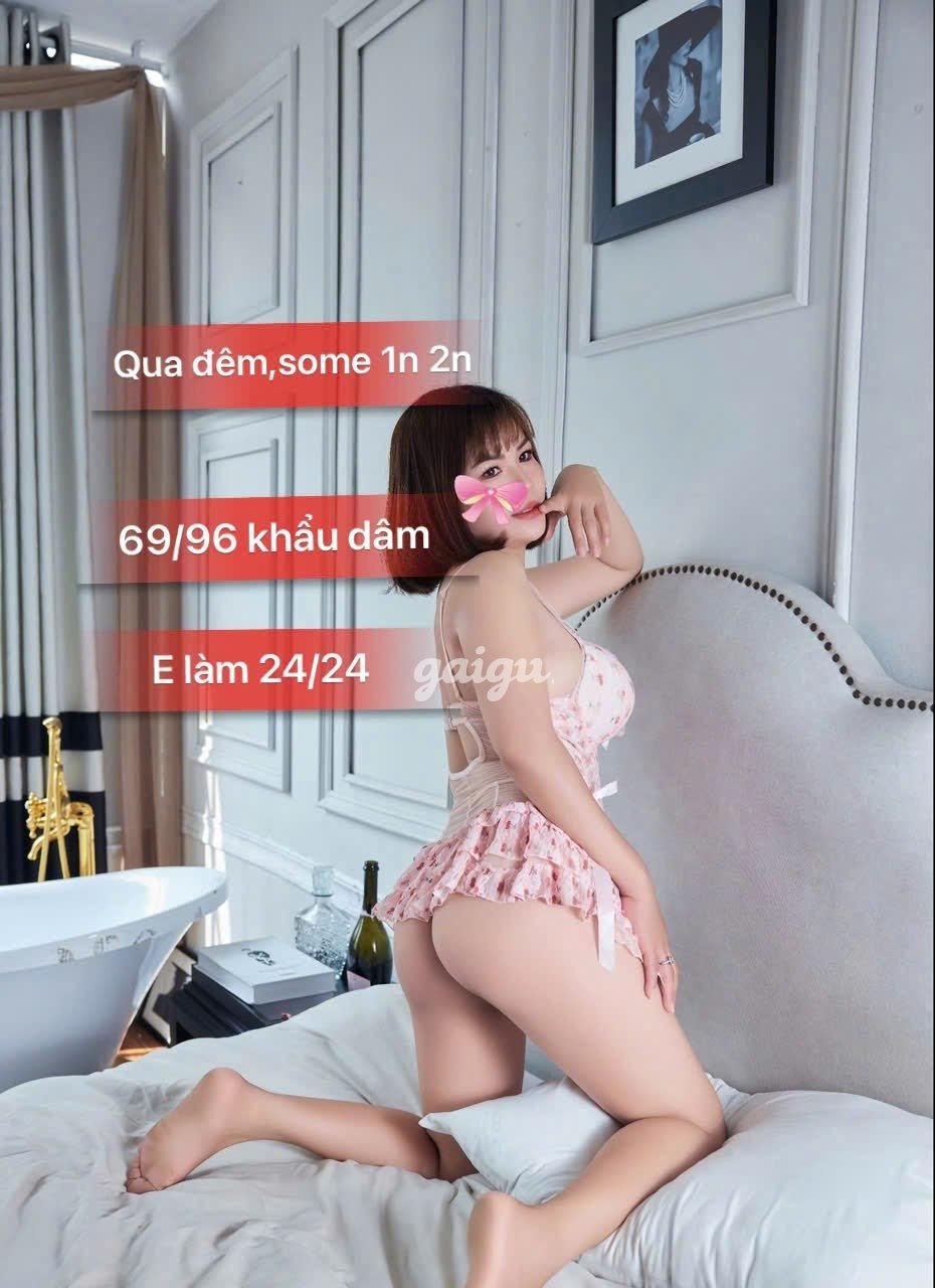 HÀ VY XINH XẮN VÚ TO KẸP XÚC XÍCH ĐÁ BI BÚ CU RẤT DÂM CHIỀU KHÁCH
